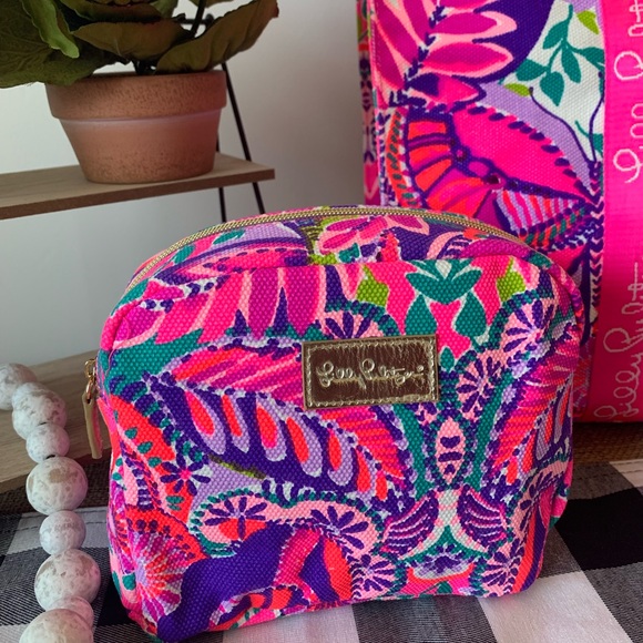 Lilly Pulitzer 2pc. Tote/Cosmetics case in "Resort White "Shes Too Fly" NWT - Picture 5 of 12